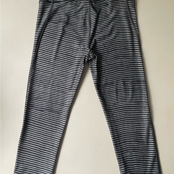 Under Armour Black‎ and Gray Capri Heat Gear Compression Leggings sz small - Picture 3 of 6